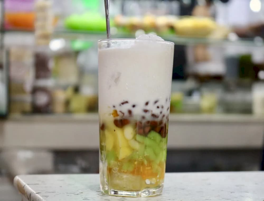 A cup of mixed sweet soup with beans and coconut milk is one of the refreshing summer dishes that you cannot miss